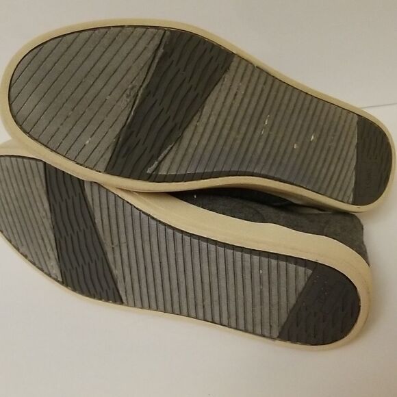 Tom's grey lace up shoes. Size 9. - Picture 8 of 8